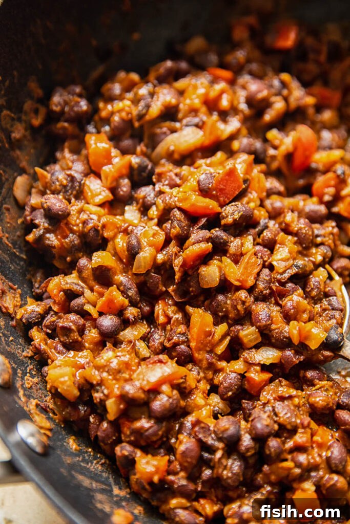 Frying pan with the spicy black bean mixture
