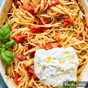 Serving dish with pasta and burrata from the top